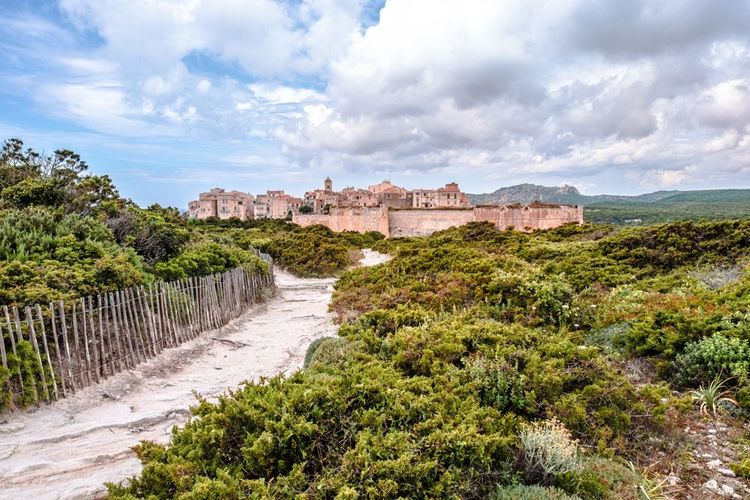 Vue de la citadelle de Bonifacio depuis le sentier de randonnée du Cap de Pertusato