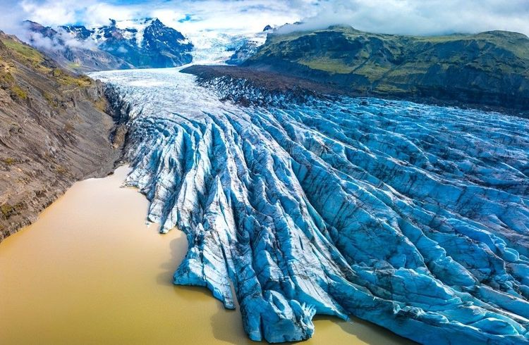 Le glacier Svinafellsjokull descend de la montagne du parc national de Vatnajokull