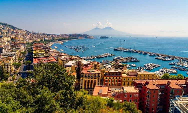 Vue aérienne de Naples avec le Vésuve au loin en arrière plan.