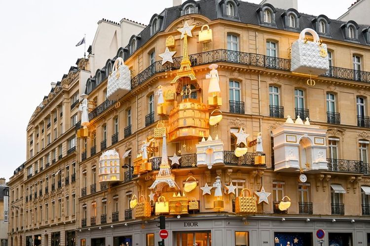 Les décorations de Noël sur les Champs-Elysées à Paris.