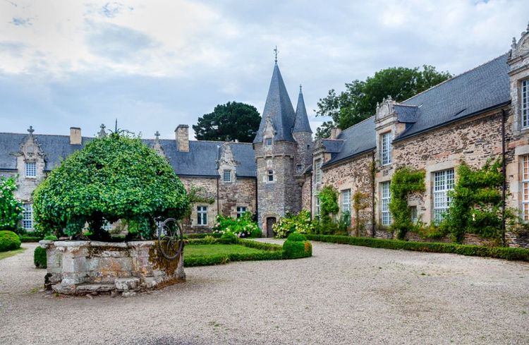 Le château (actuel) de Rochefort-en-Terre conçu par Alfred Klots