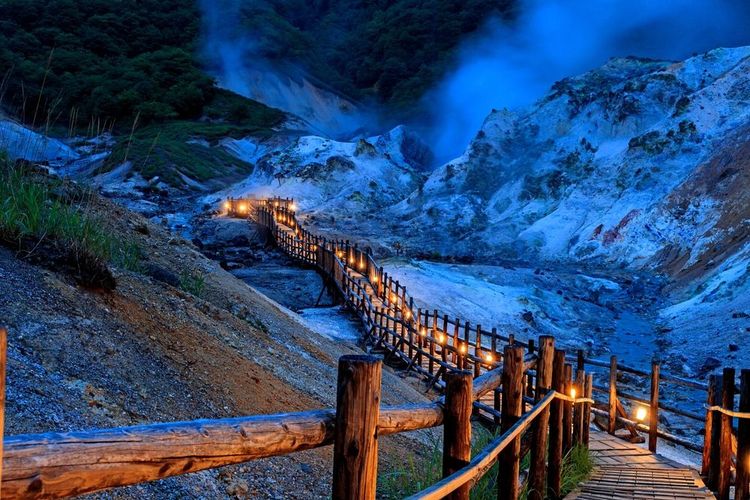 La nuit, la passerelle vers Noboribetsu, s'illumine