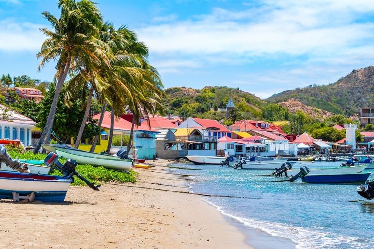 La plage et les maisons colorée de Terre-de-Haut, à la Guadeloupe.