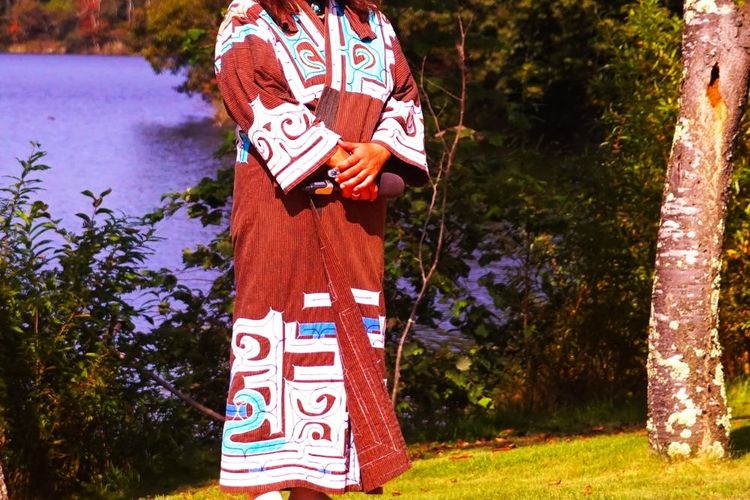 Personne en costume traditionnel Ainu