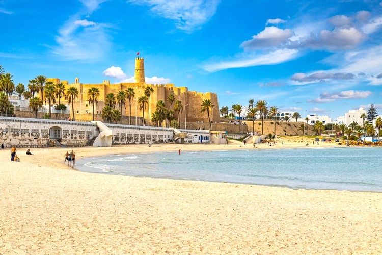 La belle plage en arc de cercle de Monastir