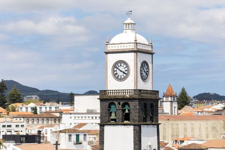 Le clocher de l'église domine la ville de Ponta Delgada