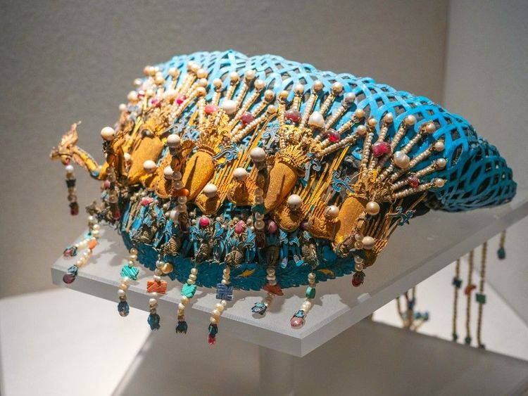 Dans le Musée du Palais, épingles à cheveux en or incrustées de perles et de pierres précieuses