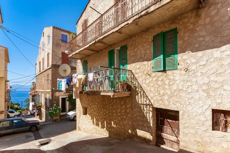 Rue typique à Cargèse, Corse.