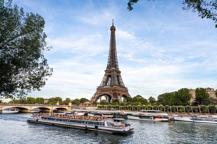 Bâteaux mouches sur la Seine, France