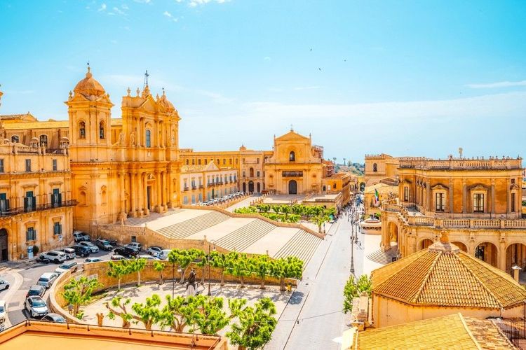 À Noto, la Basilique Mineure de San Nicolo et le Palazzo Ducezio, Chiesa di San Carlo al Corso