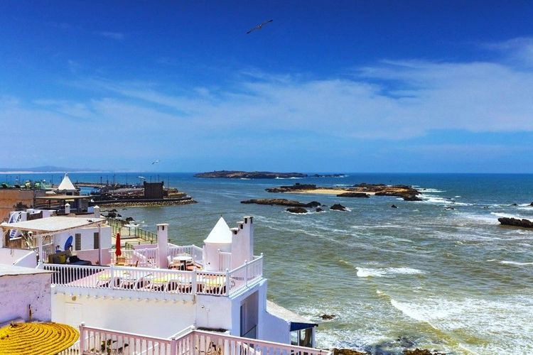Toit-terrasse d'un riad donnant sur l'océan et l'île Mogador