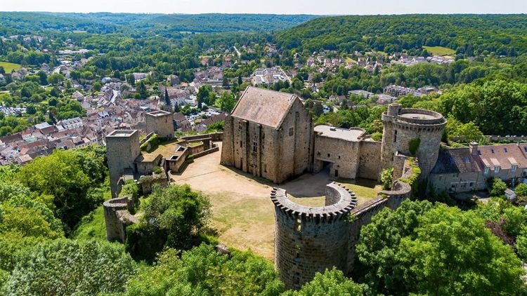 Le château de la Madeleine surplombant le village de Chevreuse dans le département des Yvelines