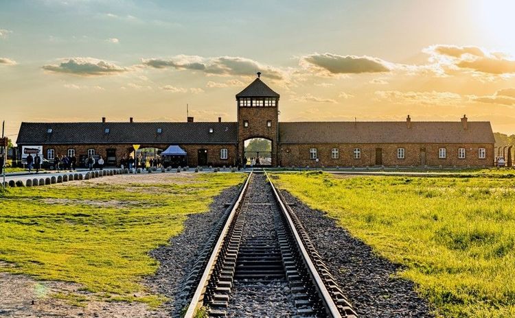 La terrible arrivée en chemin de fer sur le camp d'Auschwitz-Birkenau