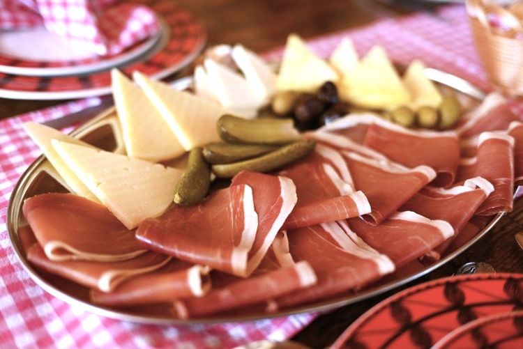 Le fameux pršut, proposé avec du fromage et des cornichons