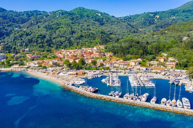  Village de Benitses sur l'île de Corfou