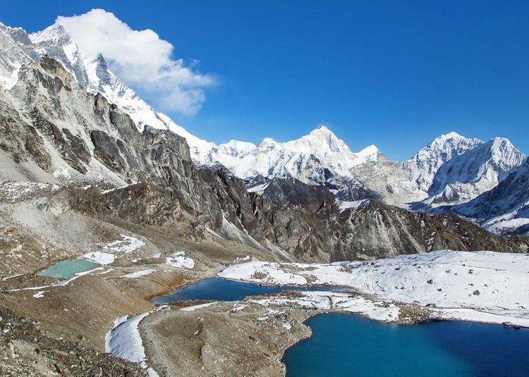 Le Makalu (au centre de l'image) et le mont Lhotse (gauche image), Nepal, Himalaya
