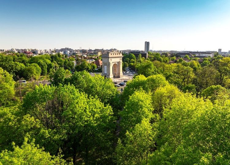 L'Arc de Triomphe de Bucarest au milieu du bois