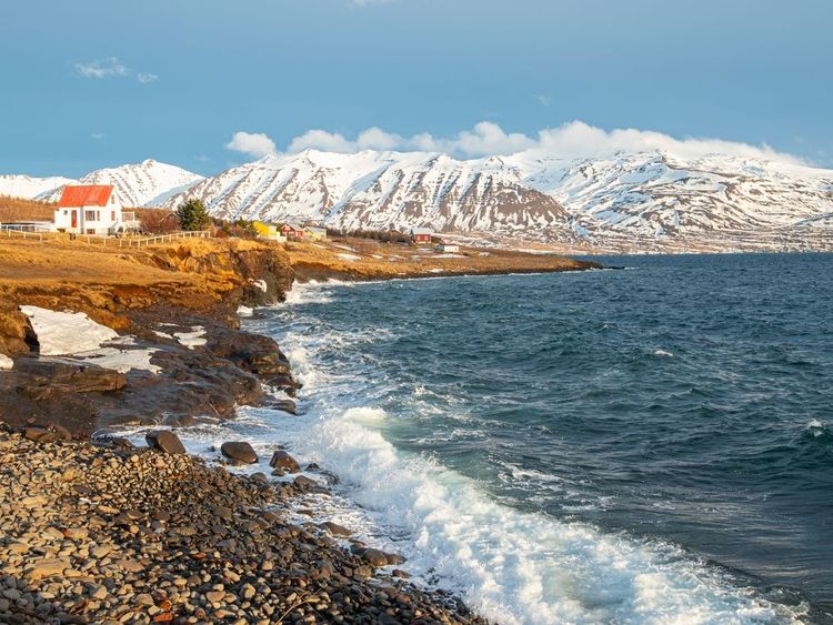L'île d'Hrisey, rivages tumultueux et montagnes enneigées