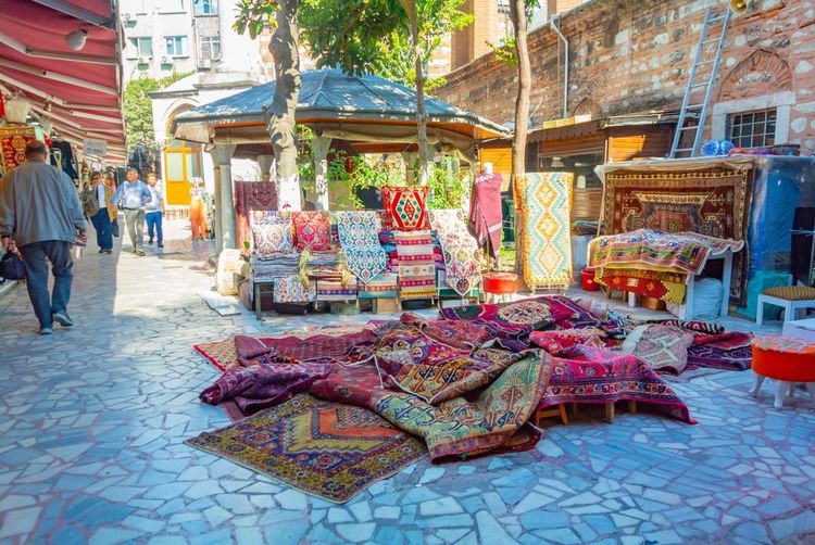 Tapis traditionnels turcs colorés exposés devant une boutique dans le Grand Bazar d'Istanbul,