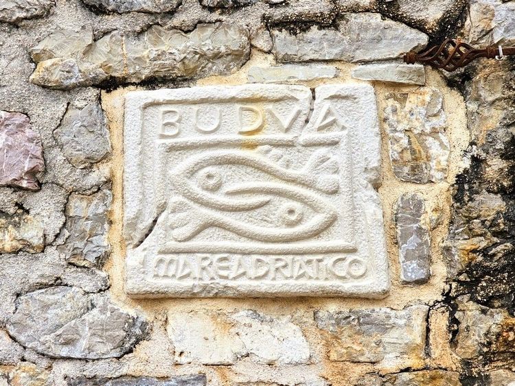 Plaque ésothérique en pierre gravée dans une ruelle de Budva