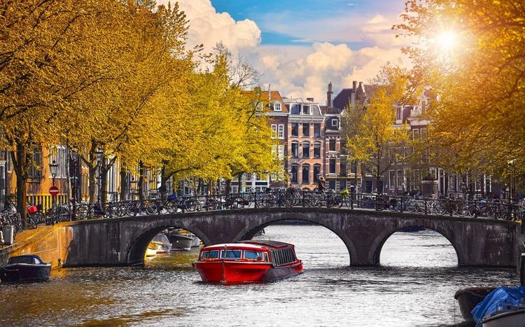 Tourisme fluvial sur les canaux de la capitale