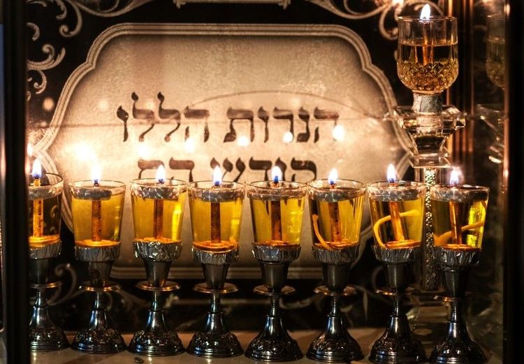Bougies d'Hanoucca allumées pendant la célébration de la Fête des Lumières