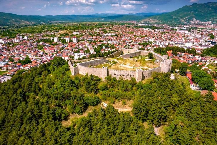 Vue aérienne sur Ohrid et sa forteresse