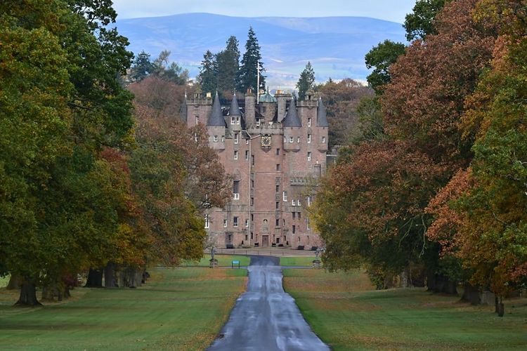 L'allée principale du château de Glamis, en octobre.