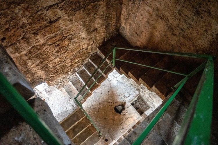 Intérieur de la cage d'escalier en pierre du clocher de l'église St-Nicolas