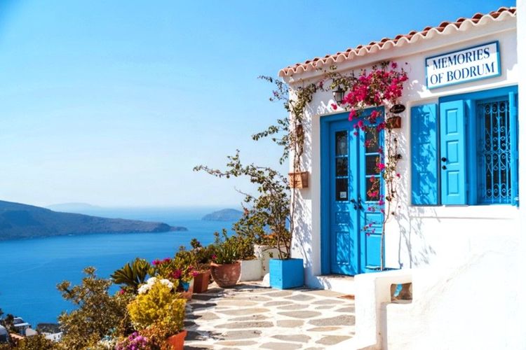 Belle villa blanche avec vue sur mer