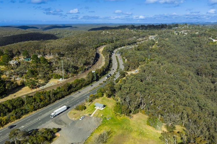 L'autoroute Great Western Highway longeant la Bulls Camp Reserve près de Woodford dans les Blue Mountains