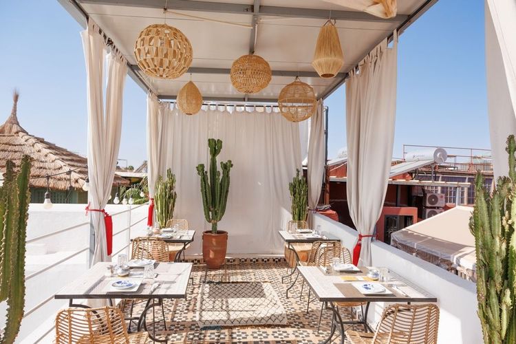 Terrasse ensoleillée sur le toit,dans un riad traditionnel à Marrakech