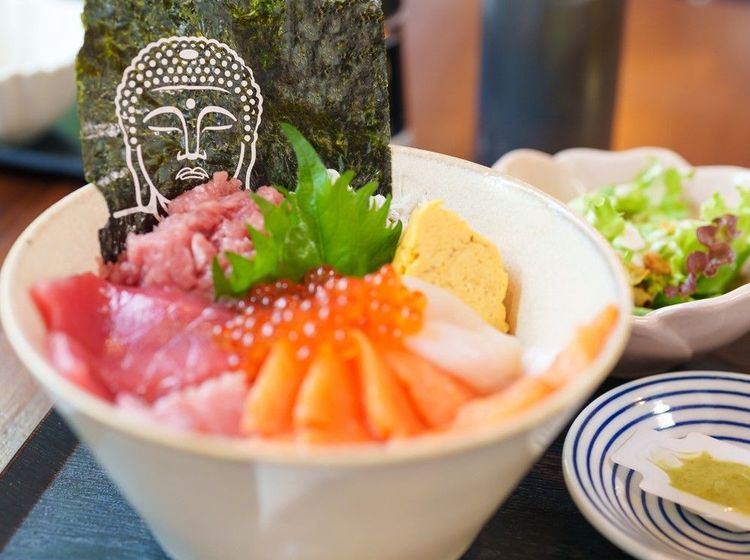 Salade chirashi au saumon fumé