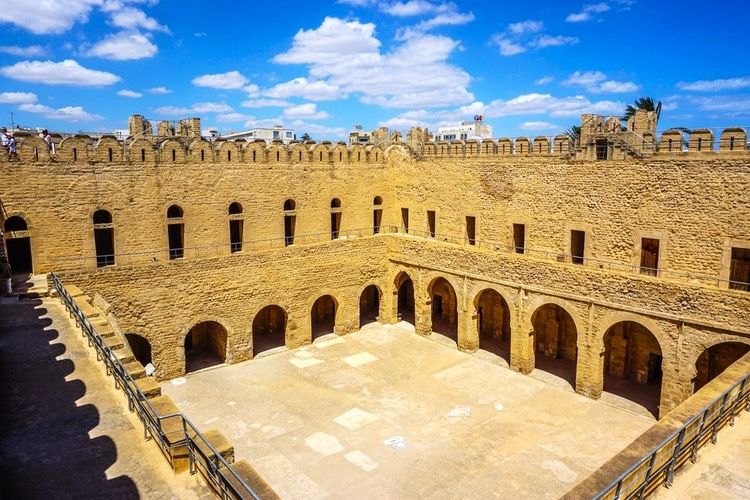 Vue plongeante sur la cour du ribat, depuis la coursive desservant le premier étage et la tour de garde.