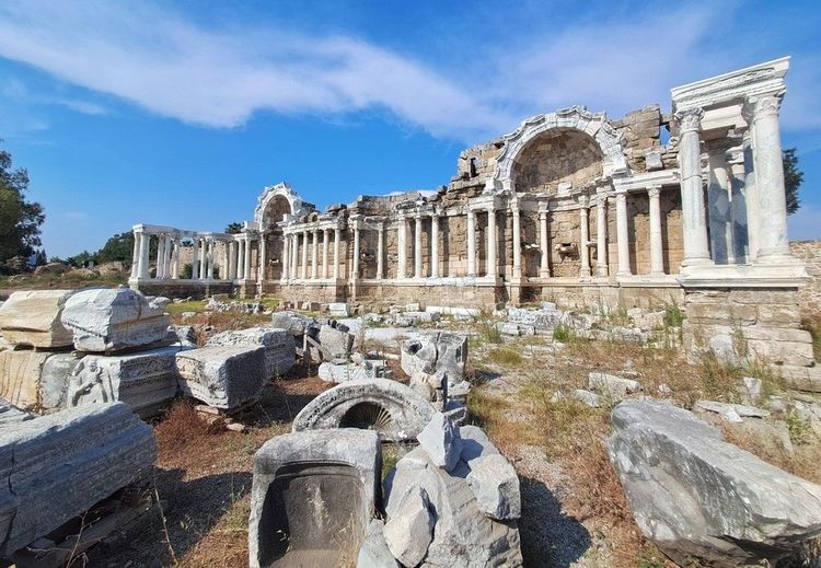 Plongez dans les mystères des vestiges de Sidé à Antalya