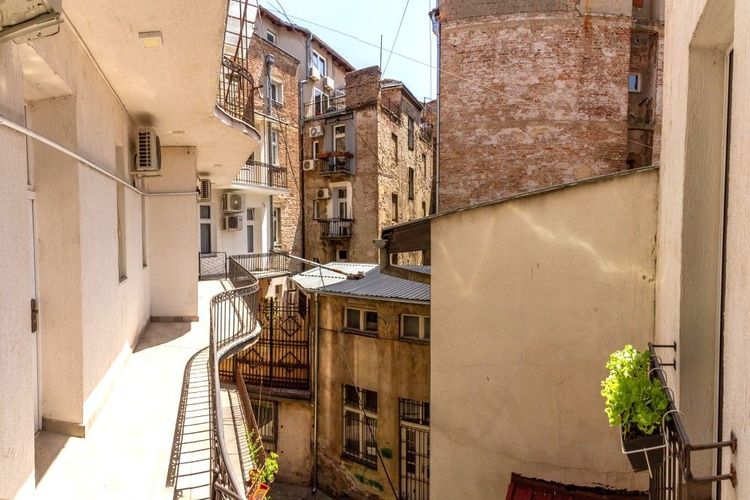 Cour historique dans la dans la vieille ville de Belgrade avec galeries extérieures, façades en briques et balcons