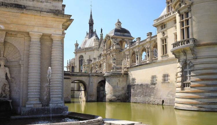 Le château de Chantilly vu depuis ses douves