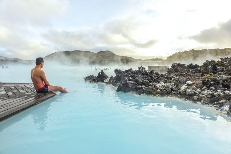 Détente dans les eaux thermales du Blue Lagoon