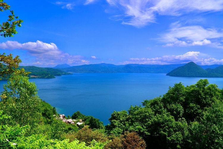 Le lac Toya vu depuis l'Observatoire de Tsukiura, à Toyako.