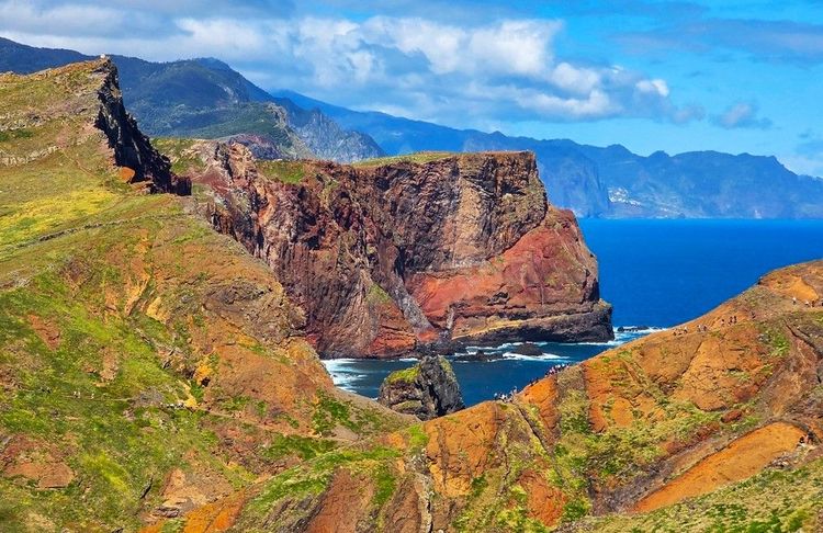 La côte escarpée de la réserve naturelle de Ponta de São Lourenço