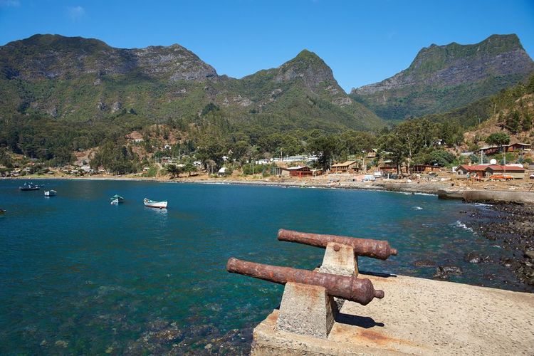 La jetée de San Juan Bautista et sa plage aux pieds des montagnes