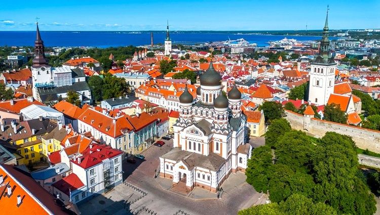 Vue aérienne sur la cathédrale orthodoxe Alexandre-Nevski de Tallinn