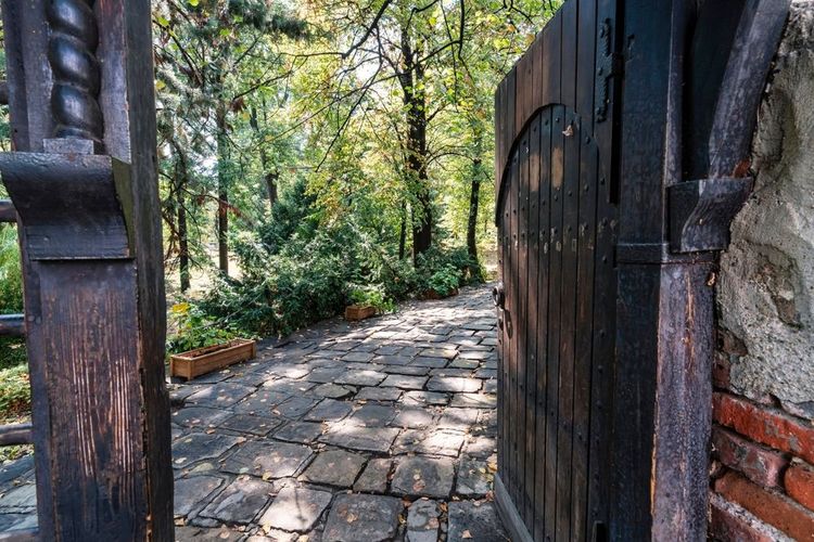 Par cette ancienne porte en bois lourd, on pénètre le périmètre de l'église