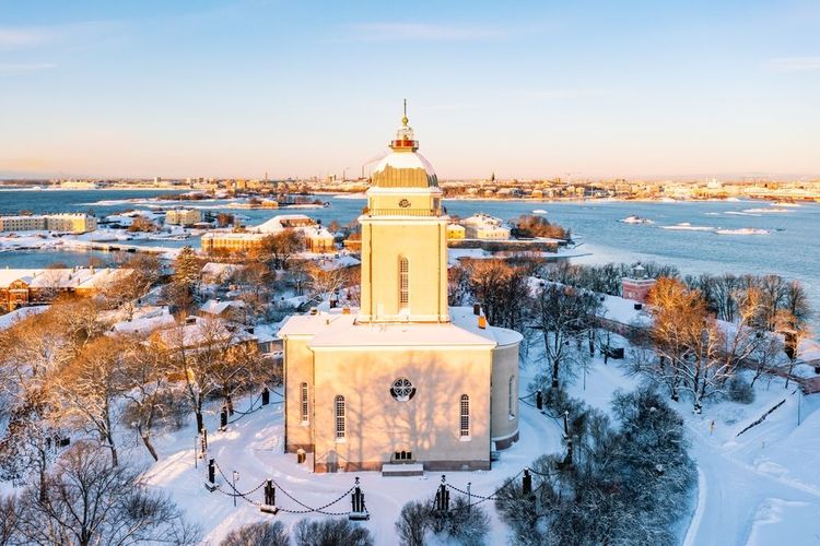 L'église de Suomenlinna porte à son sommet une lanterne qui fait d'elle un véritable phare