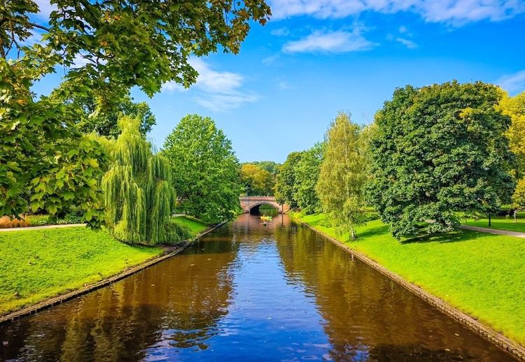 Le canal Daugava bordé de verdure dans le parc Bastejkalna