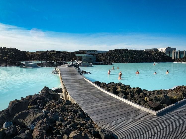 Une passerelle en teck traverse la lagon