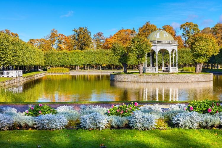 Le kiosque d'été sur le lac aux cygnes