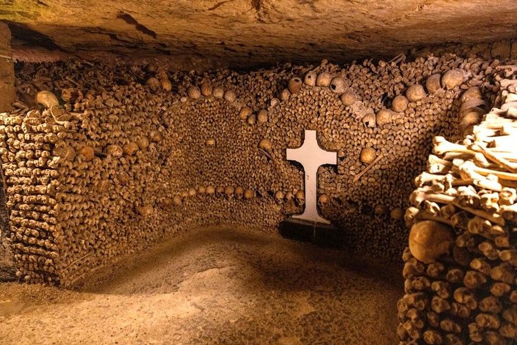 L'ossuaire des catacombes de Paris montre le minutieux agencement des os empilés les uns sur les autres