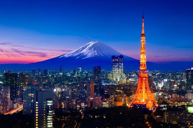 Tokyo à la nuit tombante, avec le mont Fuji et la Tour de Tokyo