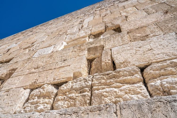 Le mur est fait de pierre de taille calcaires. 